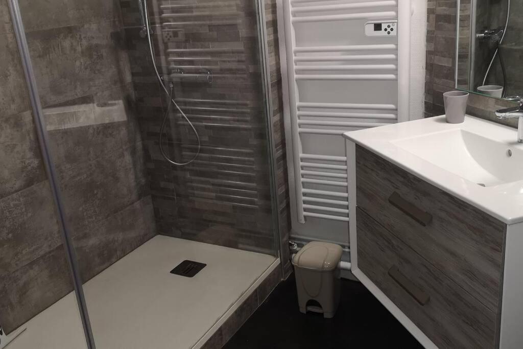 Duplex Au Centre Ville, Dans Cour Interieure Calme Dole Exterior photo